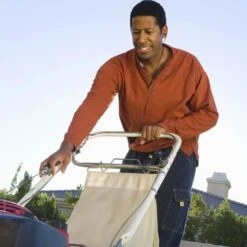 ISOtunes WIRED Noise Isolating Earbuds (NRR 29) -Earjobs IT 04 Lawn Mower Shot 600x 88811c2b 6e6c 460a 8cb1 fc3508475e96